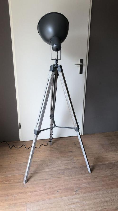 Vloerlamp industriële look - driepoot - 145 cm - verstelbaar, Huis en Inrichting, Lampen | Vloerlampen, Zo goed als nieuw, 100 tot 150 cm