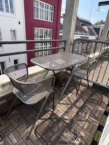 tuin tafeltje en stoelen beschikbaar voor biedingen