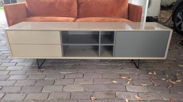 TV-meubel: L 180 x B 42 x H 50 cm