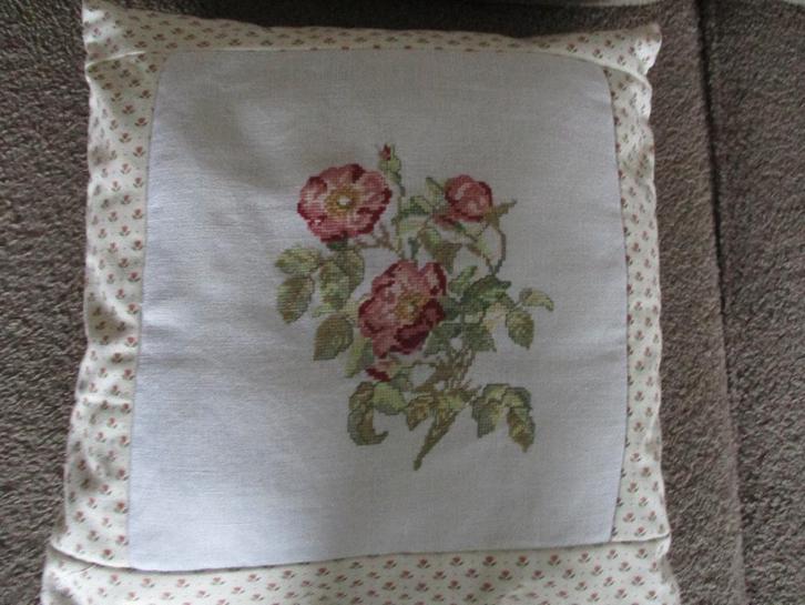 Kussen met borduurwerk ,,rozen,, 45/45 cm., Huis en Inrichting, Woonaccessoires | Kussens, Nieuw, Overige kleuren, Vierkant, Ophalen of Verzenden