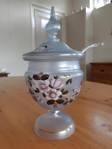 Bowlschaal van glas beschikbaar voor biedingen