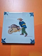 Oude handgeschilderde tegel met man en kruiwagen, Ophalen of Verzenden