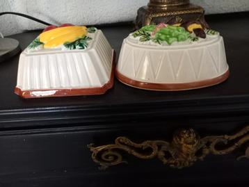 Twee kleine puddingvormpjes voor sier in de keuken