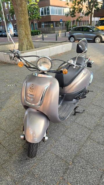 AGM GRANDE RETRO BROMSCOOTER bj. 2021 beschikbaar voor biedingen