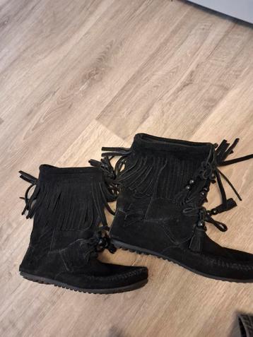 Minnetonka Mocassins Zwarte Laarsjes Maat 5 beschikbaar voor biedingen