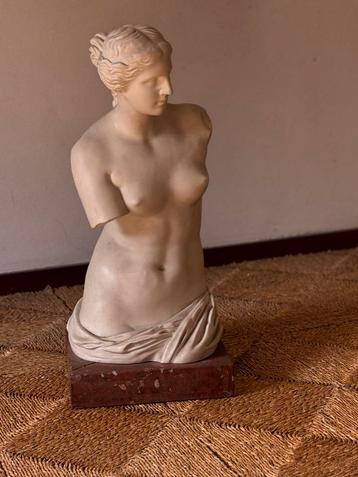 Venusbeeld op marmeren ondergrond beschikbaar voor biedingen