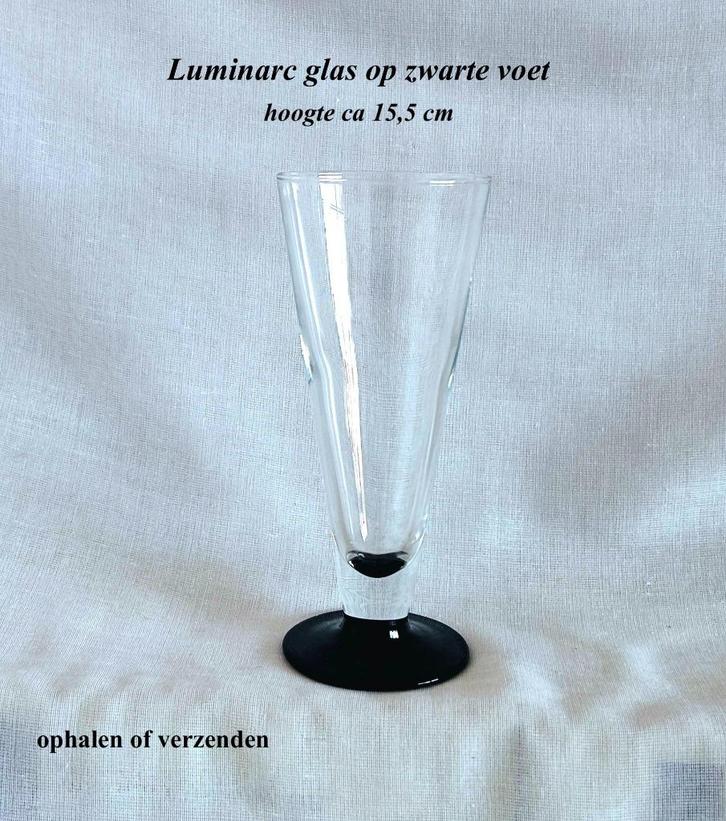 Luminarc Glas15,5h Zwarte Voet Gemerkt Champagneglas, Antiek en Kunst, Antiek | Glas en Kristal, Ophalen