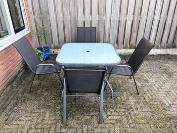 Gratis af te halen: Tafel & 4 stoelen beschikbaar voor biedingen