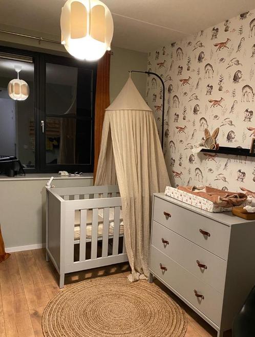 Commode en ledikant (lichtgrijs + leren greepjes), Kinderen en Baby's, Kinderkamer | Commodes en Kasten, Zo goed als nieuw, Commode