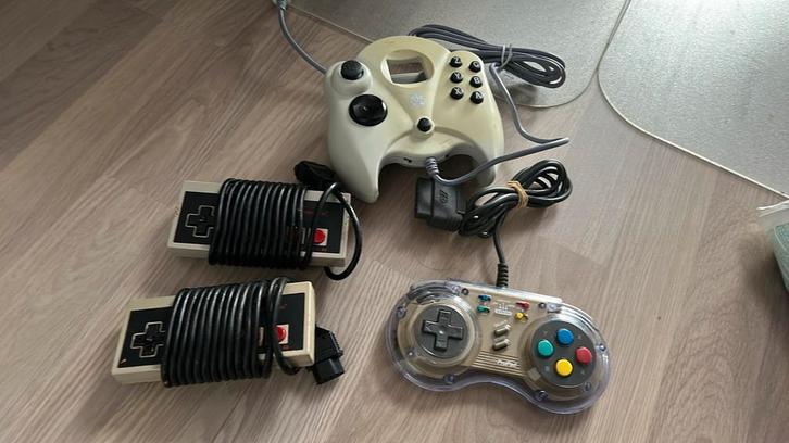1x NES 8 bit, 1x dreamcast controller - gebruikt, Spelcomputers en Games, Spelcomputers | Nintendo NES, Gebruikt, Met 2 controllers
