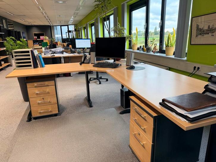 Groot hoekbureau beuken met kabelgoot, Huis en Inrichting, Bureaus, Zo goed als nieuw, Bureau, Ophalen