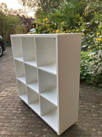 Wit Kastje met 9 Vakken beschikbaar voor biedingen