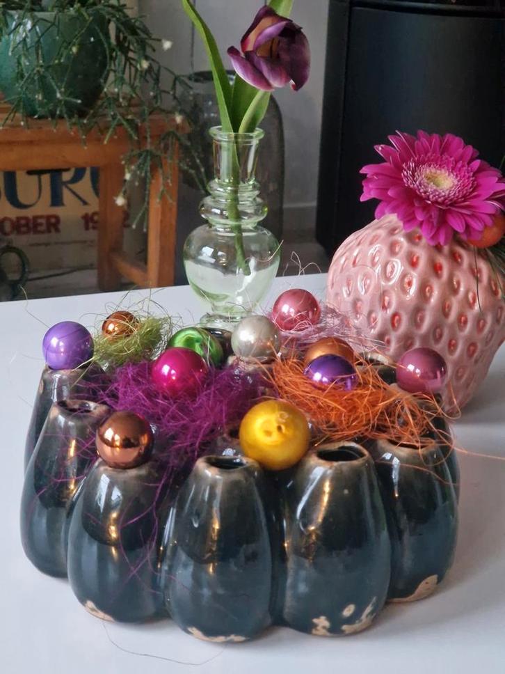 Zo leuk maak je een pompom vaas met kleine kerstballen, Diversen, Kerst, Ophalen
