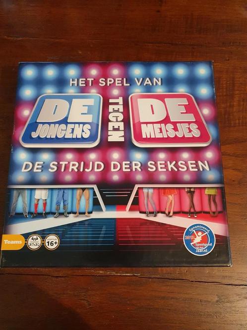 De Jongens tegen de Meisjes - Strijd der Seksen, Hobby en Vrije tijd, Gezelschapsspellen | Bordspellen, Zo goed als nieuw, Drie of vier spelers