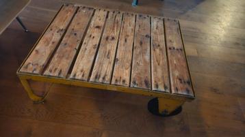 Industriële salontafel palletkar vintage beschikbaar voor biedingen