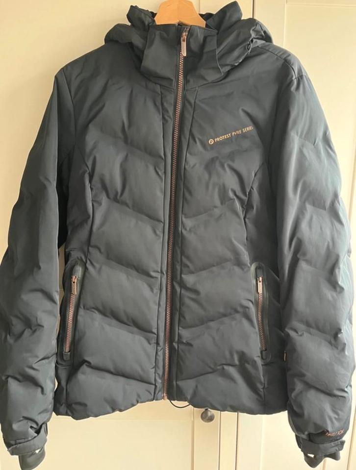 Protest Ski Jas Dames - Maat 42 - Zwart, Kleding | Dames, Jassen | Winter, Zo goed als nieuw, Maat 42/44 (L), Zwart, Ophalen of Verzenden