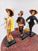sierpoppen 3 rijstveldwerkers in Thailand, pop op voetstuk, Ophalen of Verzenden, Gebruikt, Pop
