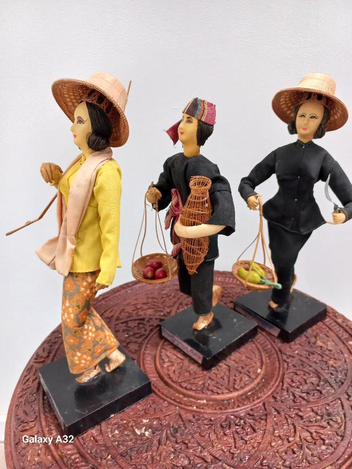 sierpoppen 3 rijstveldwerkers in Thailand, pop op voetstuk, Verzamelen, Poppen, Gebruikt, Pop, Ophalen of Verzenden