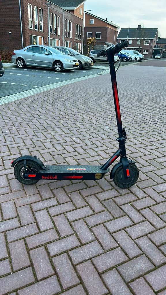 Elektrische step Red bull racing., Ophalen of Verzenden, Zo goed als nieuw, Elektrische step (E-scooter)