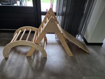 Houten klimrek / Pikler driehoek met glijbaan en boog beschikbaar voor biedingen