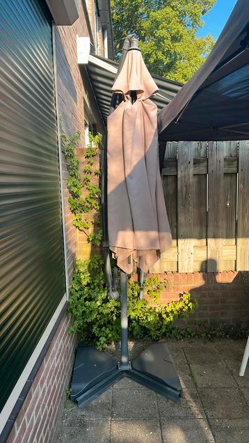 Zweef parasol beige beschikbaar voor biedingen