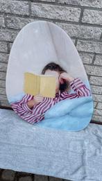 Vrouw met boek op acrylglas, Ophalen