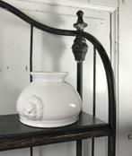 Keramische witte uien soepkom met leeuwenkoppen, Huis en Inrichting, Keuken | Servies, Ophalen of Verzenden, Zo goed als nieuw