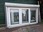 Kunstof kozijnen met draaidramen en zonnescherm. 2 stuks., Doe-het-zelf en Verbouw, Kozijnen en Schuifpuien, Ophalen, Gebruikt