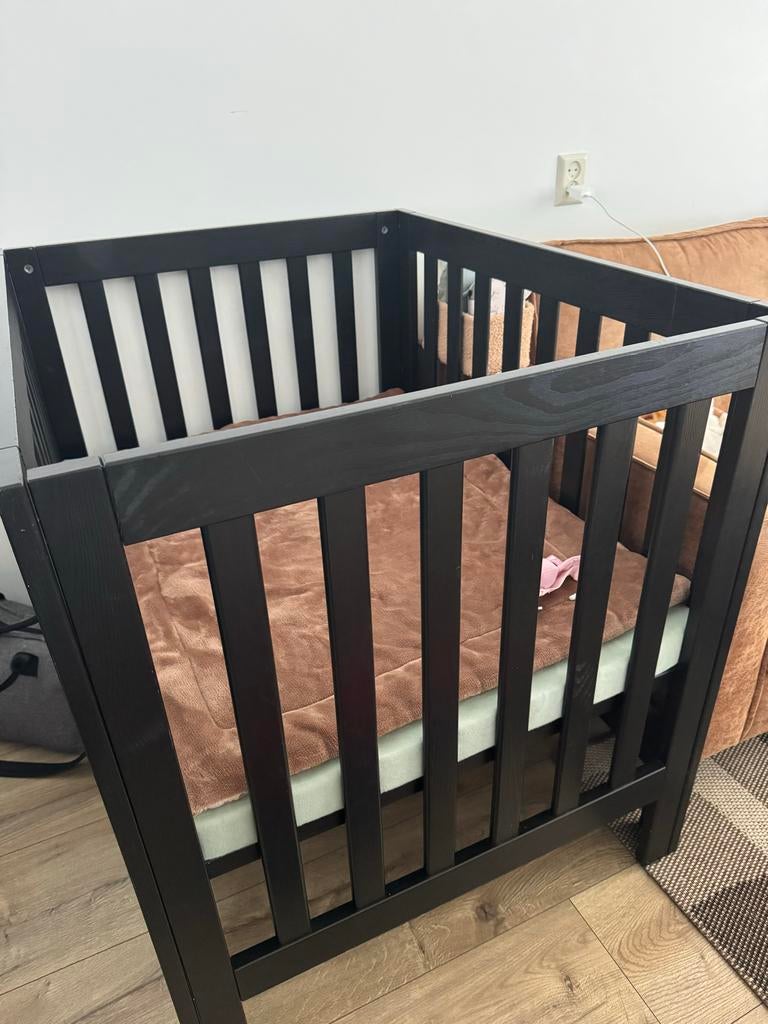 Zwarte kinderbox + babynest - weinig gebruikt, Ophalen, Zo goed als nieuw, Vierkant