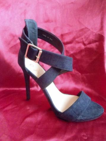 Zwart suede open stiletto pump met kruissluiting mt. 39 beschikbaar voor biedingen