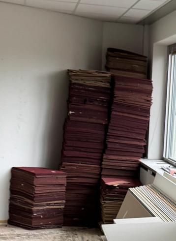 Gebruikte Tapijt tegels rood beschikbaar voor biedingen