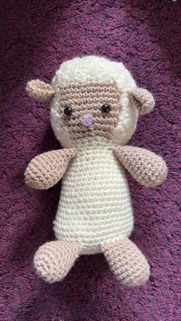 Beige met creme schaap gehaakt beschikbaar voor biedingen