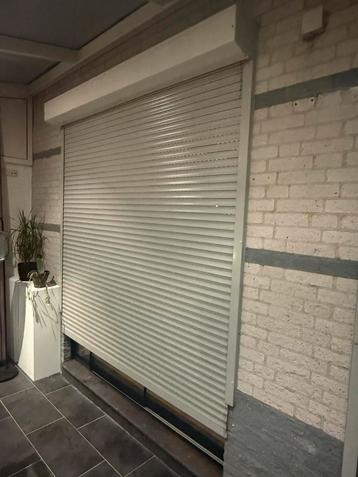 Rolluiken grijs kleur 1x elektrisch 1x handbediend beschikbaar voor biedingen