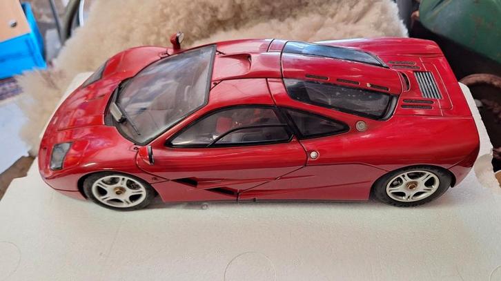 McLaren F1 Roadcar rood 1993 Minichamps 1:12, Hobby en Vrije tijd, Modelauto's | 1:5 tot 1:12, Zo goed als nieuw, Auto, 1:9 t/m 1:12