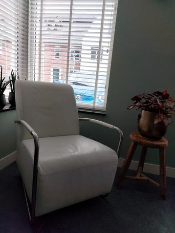 Mooie wit lederen fauteuil met rvs poten en armleuningen  beschikbaar voor biedingen