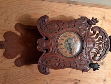 Originele art-nouveau wandklok – warm hout, uniek handwerk beschikbaar voor biedingen