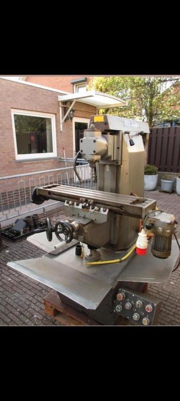 Conventionele freesmachine  beschikbaar voor biedingen