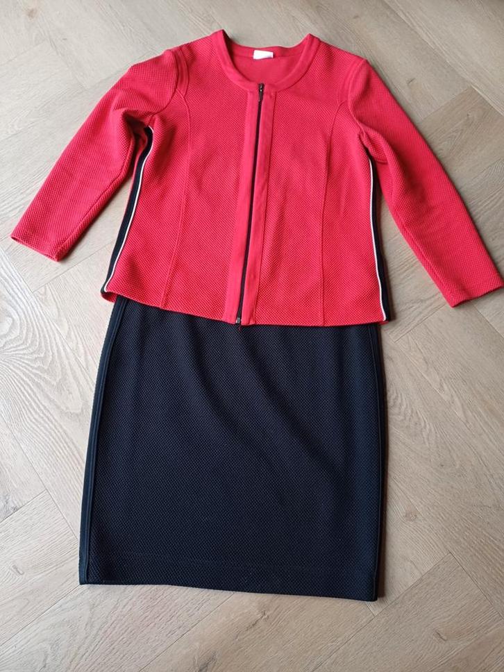 Gerry Weber rood vestje met zwarte Rok - Maat 40 en 42., Kleding | Dames, Jasjes, Kostuums en Pakken, Zo goed als nieuw, Kostuum of Pak