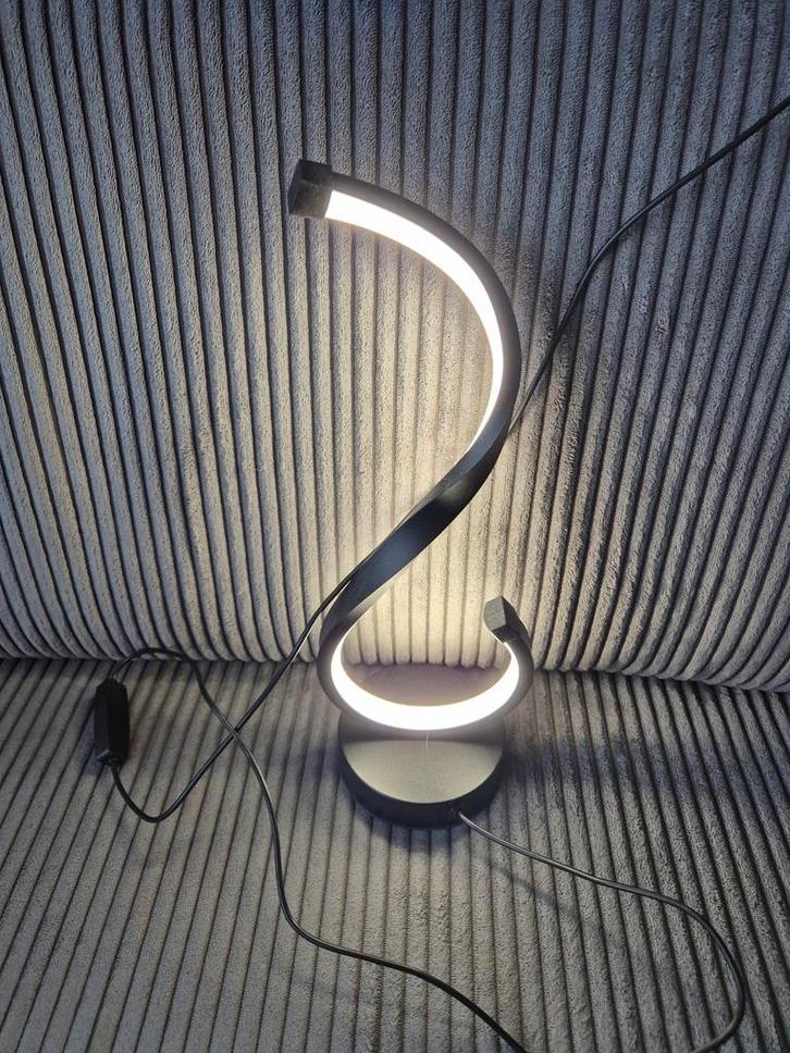 Moderne LED Tafellamp - Design Lamp, Huis en Inrichting, Lampen | Hanglampen, Zo goed als nieuw, Minder dan 50 cm, Kunststof, Metaal
