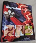Boek Sieraden knopen - Monique Greven, Ophalen of Verzenden, Gelezen, Breien en Haken