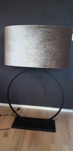 Circel vloerlamp met zwarte stalen poot en lampenkap, Huis en Inrichting, Lampen | Lampenkappen, Ophalen, Design, Rond, Zo goed als nieuw
