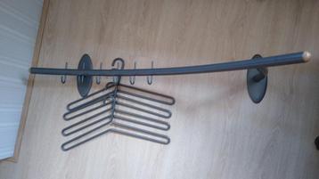metalen kapstokstang met 4 kledinghangers 90 cm breed  beschikbaar voor biedingen