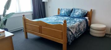 2 persoons bed met matras en topper beschikbaar voor biedingen