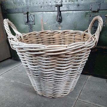 Rotan bollen mand beschikbaar voor biedingen