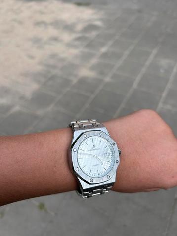 Ap horloge beschikbaar voor biedingen