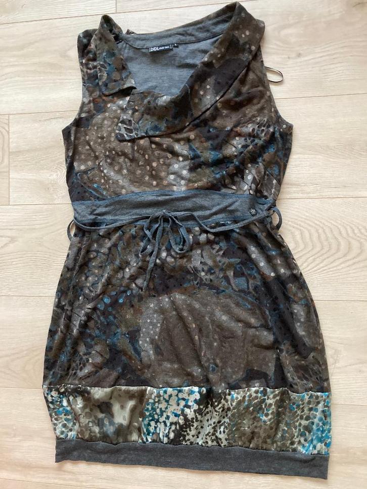 Mooie aparte jurk met a-symetrische kraag Didi maat L, Kleding | Dames, Jurken, Zo goed als nieuw, Maat 38/40 (M), Bruin, Knielengte