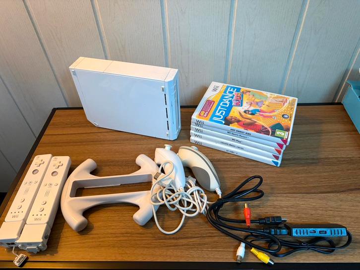 Nintendo Wii Compleetpakket met 2 controllers, hdmi adapter, Spelcomputers en Games, Spelcomputers | Nintendo Wii, Zo goed als nieuw