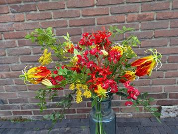 Nieuwe bos met kunstbloemen. Verschillende bossen.  beschikbaar voor biedingen