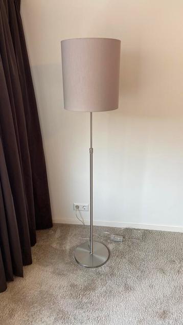 Staande lamp beschikbaar voor biedingen