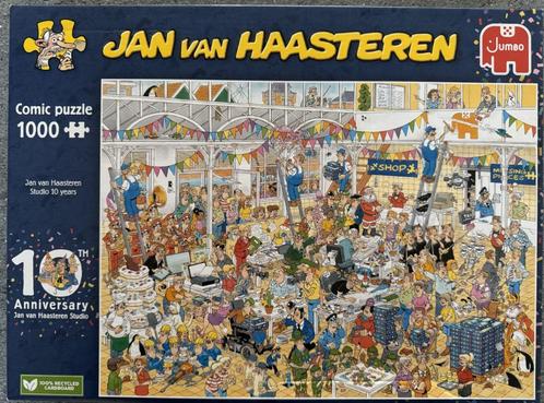 Jan van Haasteren - Studio 10 Jaar, Hobby en Vrije tijd, Denksport en Puzzels, Zo goed als nieuw, Legpuzzel, 500 t/m 1500 stukjes